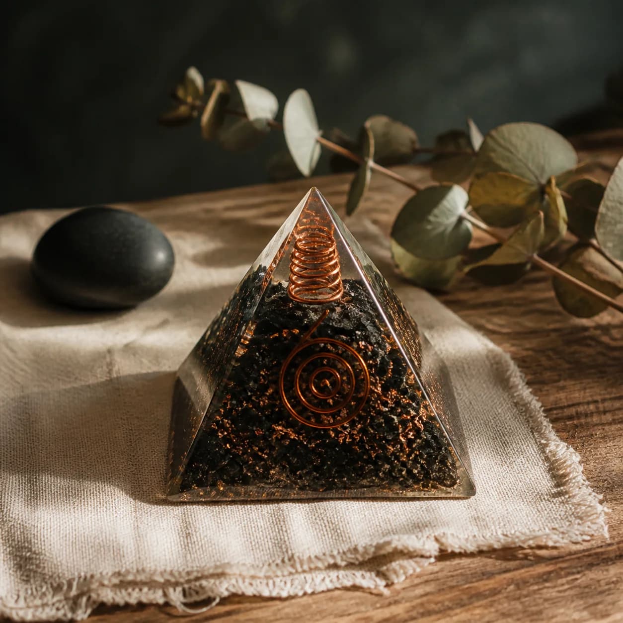 Orgonite Pirâmide M — Turmalina Negra